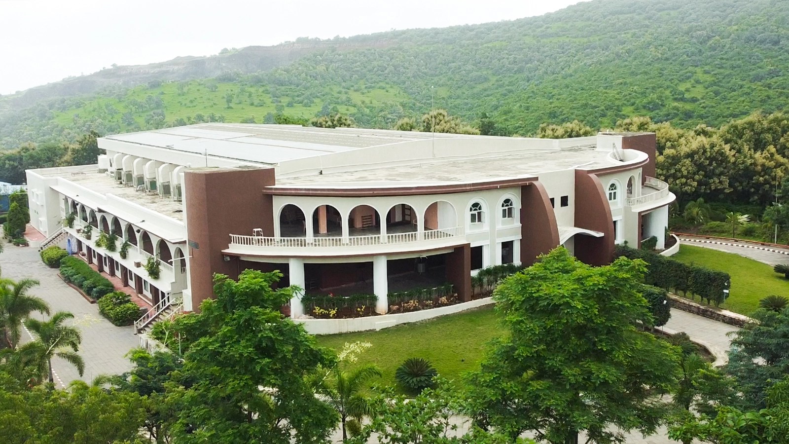 The hall at MaNaN Ashram filled for a session